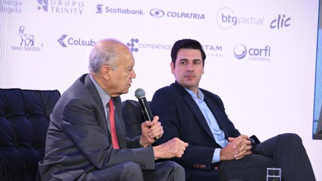 Luis Carlos Arango, director general de Colsubsidio; y Santiago Álvarez, director ejecutivo de la aerolínea Latam, en un foro organizado por EL TIEMPO.