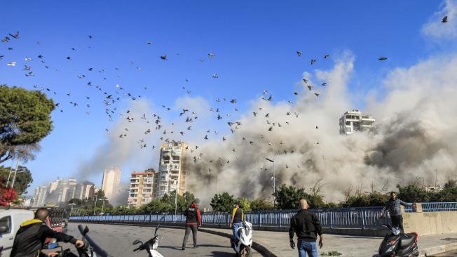 Zona del impacto de un cohete disparado por un avión de guerra israelí en el barrio de Shayah, en el sur de Beirut.