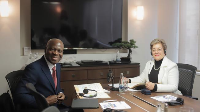 Gilbert F. Houngbo, director de la OIT, junto a la ministra del Trabajo, Gloria Inés Ramírez.