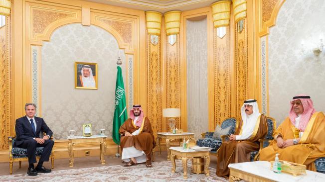 Una fotografía proporcionada por el Palacio Real Saudita muestra al príncipe heredero saudita Mohammed bin Salman recibiendo al secretario de Estado estadounidense Antony Blinken, Riad, Arabia Saudita, el 23 de octubre de 2024.