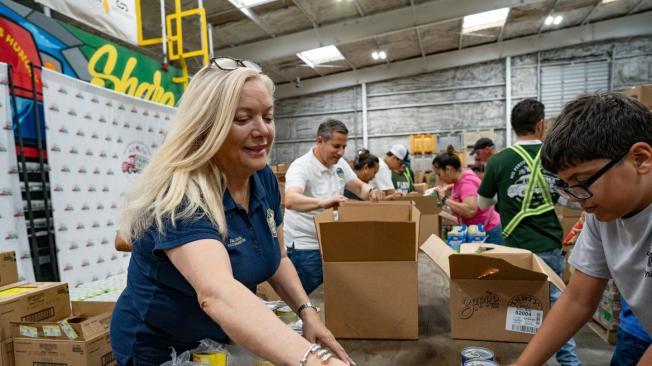 Descubra los puntos donde entregan comida gratis en Florida