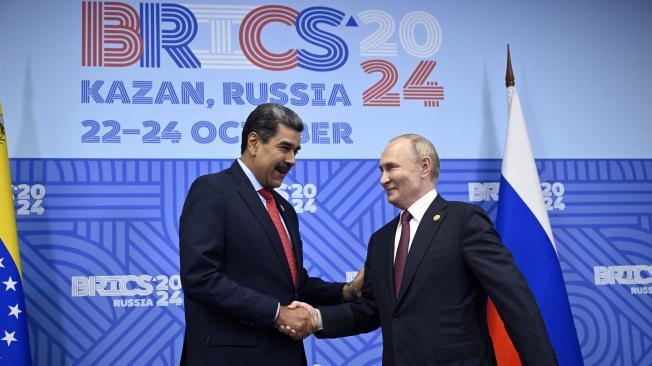 El presidente de Rusia, Vladímir Putin, se reúne con el presidente de Venezuela, Nicolás Maduro, al margen de la cumbre de los Brics en Kazán.