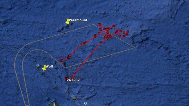 En rojo, la ruta de un tiburón martillo rastreado en las últimas semanas en su desplazamiento entre Galápagos y Costa Rica, y en gris, los límites de la reserva marina.