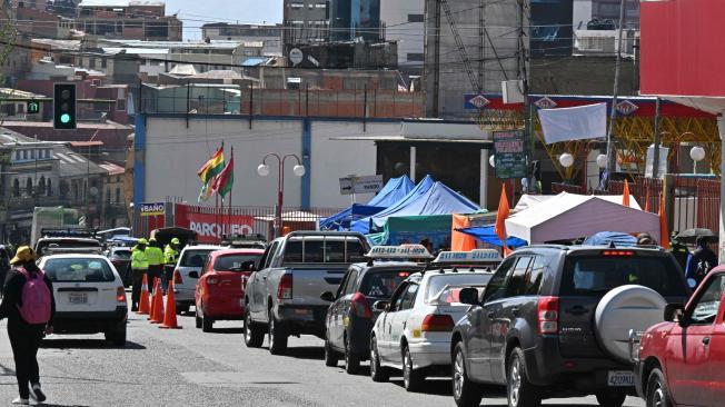 Fila de vehículos en Bolivia ante la escasés de combustible.