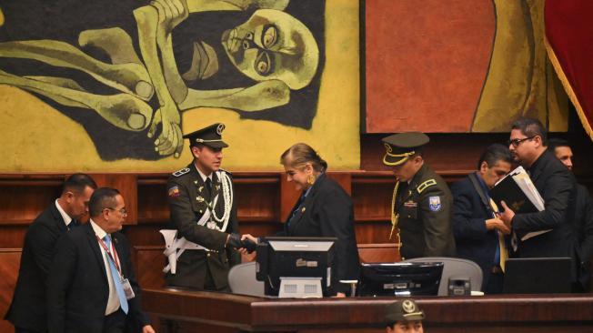 La ministra del Interior, Mónica Palencia, asiste a la sesión de juicio político contra ella en el pleno de la Asamblea Nacional en Quito el 23 de octubre de 2024.