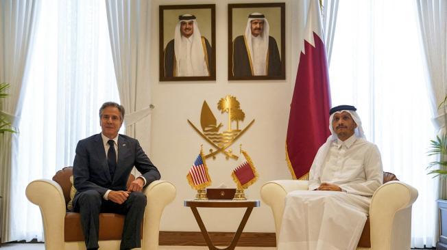 El primer ministro y ministro de Asuntos Exteriores de Qatar, jeque Mohammed bin Abdulrahman bin Jassim al-Thani, recibe al secretario de Estado estadounidense, Antony Blinken, en Doha el 24 de octubre de 2024.