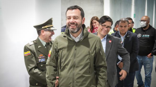 la Administración Distrital y la Policía Metropolitana de Bogotá, entregarán importantes resultados operativos contra la extorsión, relacionados con el “Tren de Aragua” Alcalde Mayor de Bogotá , Carlos Fernando Galán , el Secretario de Seguridad César Andrés Restrepo el Coronel, William Lara y el Comandante Policía Metropolitana de Bogotá (E) Coronel, Elver Vicente Alfonso Sanabria 
Director de Antisecuestro y Antiextorsión en rueda de prensa  anuncian la  captura de  Eryck mano derecha de alias Geovanny del tren de Aragua BOGOTÁ 24 de octubre del 2024 . FOTO MAURICIO MORENO CEET EL TIEMPO @mauriciomorenofoto