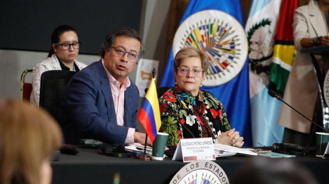 Gustavo Petro y Gloria Inés Ramírez