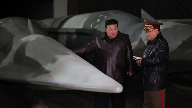 El líder norcoreano Kim Jong Un (izq.) visita una base de misiles estratégicos en un lugar no revelado de Corea del Norte.