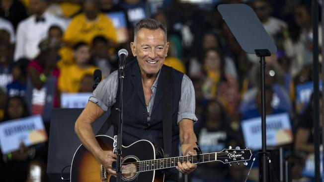 El cantautor estadounidense Bruce Springsteen actúa durante un acto de campaña de la vicepresidenta y candidata presidencial demócrata estadounidense Kamala Harris.