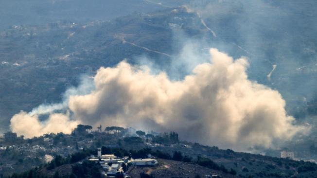 Una imagen tomada desde la zona de Marjayoun, en el sur de Líbano, muestra el humo que se eleva durante un ataque israelí contra la aldea de Kfar Kila.