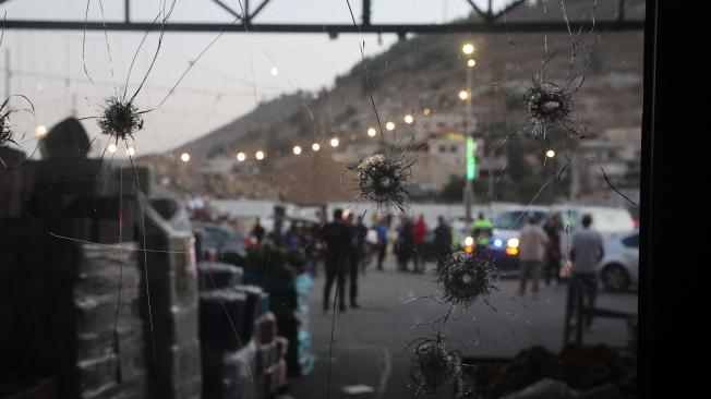 Fachada de un edificio llena de agujeros de metralla después de que una salva de cohetes lanzados desde el Líbano alcanzó la ciudad de Majd al-Krum, en el norte de Israel.