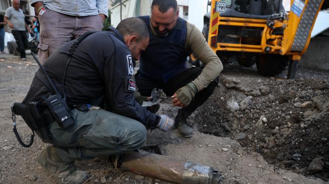 Fuerzas de seguridad israelíes comprueban los restos de un proyectil tras una descarga de cohetes lanzados desde el Líbano contra la ciudad de Majd al-Krum.