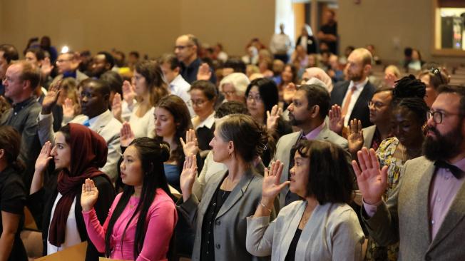 100 personas participaron en esta ceremonia de naturalización.