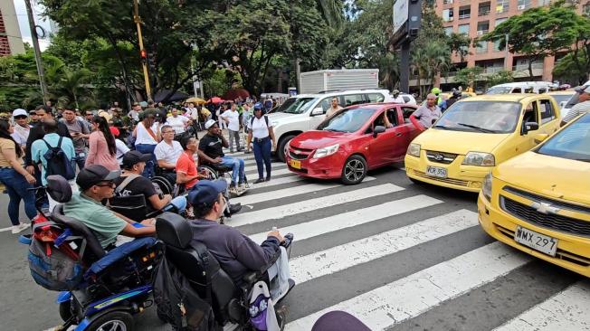 Manifestación es adelantada por personas en sillas de ruedas