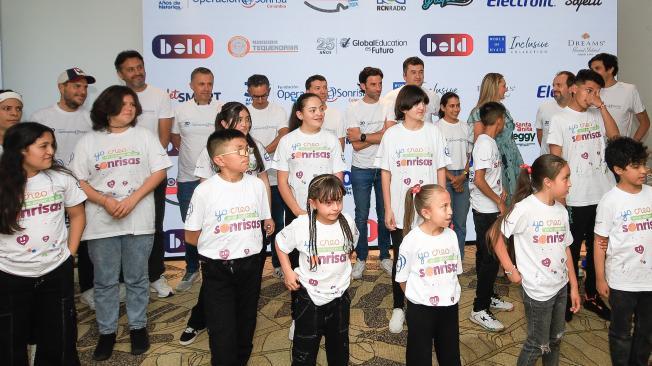 Niños de la Fundación Operación Sonrisa Colombia y ciclistas de Rodando por una sonrisa