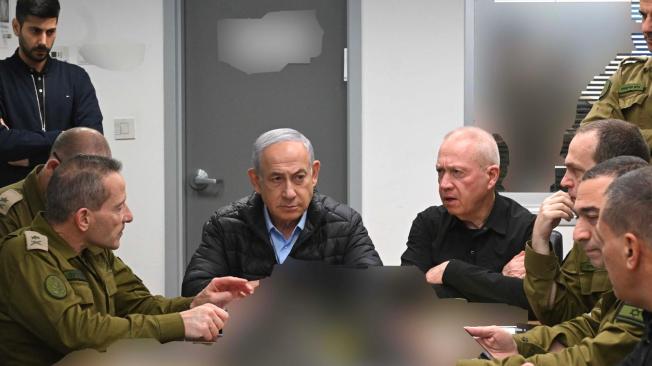 Fotografía cedida por la Oficina del Primer Ministro israelí del primer ministro Benjamín Netanyahu (c) siguiendo el ataque a Irán este viernes, en la base militar de Kyria en Tel Aviv (Israel). Las Fuerzas de Defensa de Israel (FDI) anunciaron que iniciaron en la madrugada de este sábado ataques contra objetivos militares iraníes. Por medio de un comunicado, las FDI indicaron que la ofensiva se lleva a cabo en respuesta a meses de continuos ataques de Irán contra Israel, incluidas algunas acciones desde el suelo iraní. EFE/ Oficina del Primer Ministro Israelí /SOLO USO EDITORIAL/ SOLO DISPONIBLE PARA ILUSTRAR LA NOTICIA QUE ACOMPAÑA (CRÉDITO OBLIGATORIO)