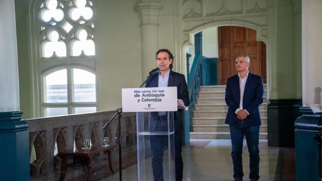 Federico Gutiérrez, alcalde de Medellín y Andrés Julián Rendón, gobernador de Antioquia, en el acto público donde se anunció la firma de la modificación para la cesión del segundo tramo del Túnel del Toyo.