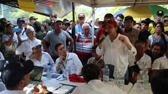 Mesa de diálogo sostenida por autoridades nacionales, locales y mineros durante la tarde del viernes en la zona de los bloqueos sobre la vía de Pacífico Tres.