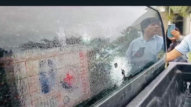 Imagen de los disparos contra el vehículo que transportaba el ex presidente Evo Morales, después de un supuesto ataque armado