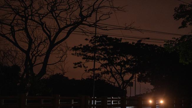 Fotografía de un sector sin luz este domingo en Guayaquil (Ecuador). El Ministerio de Energía y Minas anunció este domingo que la próxima semana se mantendrán los apagones, de hasta 14  horas, debido a la crisis energética que atraviesa Ecuador por el estiaje en las zonas donde se encuentran las principales hidroeléctricas de la nación andina. EFE/ Mauricio Torres