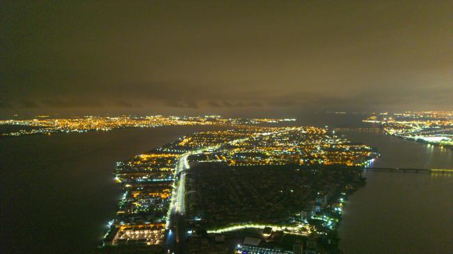 Fotografía aérea de sectores sin luz este domingo en Guayaquil (Ecuador). El Ministerio de Energía y Minas anunció este domingo que la próxima semana se mantendrán los apagones, de hasta 14  horas, debido a la crisis energética que atraviesa Ecuador por el estiaje en las zonas donde se encuentran las principales hidroeléctricas de la nación andina. EFE/ Mauricio Torres