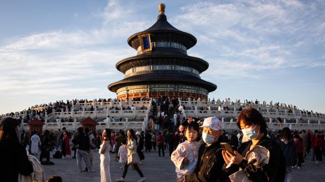 Beijing (China), 27/10/2024.- People visit Temple of Heaven in Beijing, China, 27 October 2024. The historical buildings that comprise the Temple of Heaven are a UNESCO heritage site and were founded in the first half of the 15th century. EFE/EPA/JESSICA LEE