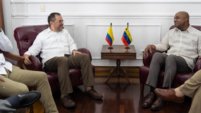 Yvan Gil y Luis Gilberto Murillo, cancilleres de Venezuela y Colombia.