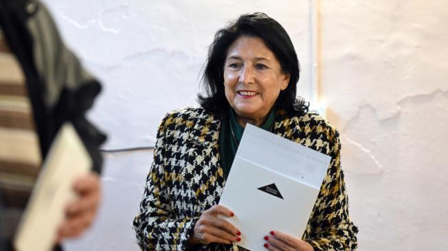 La presidenta de Georgia, Salomé Zurabishvili, vota en las elecciones parlamentarias del país en un colegio electoral en Tbilisi el 26 de octubre de 2024.