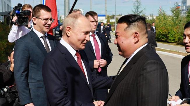 Vladímir Putin estrecha la mano de Kim Jong-un.