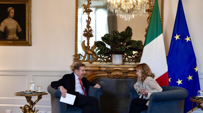 La primera ministra de Italia, Giorgia Meloni, recibió este lunes en Roma al líder opositor venezolano Edmundo González Urrutia, al que reiteró el apoyo italiano "a los esfuerzos para facilitar la transición democrática" en Venezuela. Meloni "ha recibido hoy en el Palacio Chigi a Edmundo González Urrutia, premio Sájarov por la libertad de pensamiento", informó la oficina de la jefa de Gobierno italiana en un comunicado.-EFE/ Oficina de prensa de Palazzo Chigi