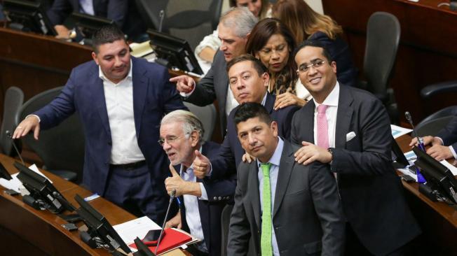 Los gobernadores Carlos Amaya de Boyacá, Eduardo Verano de Atlántico y Andrés Julián Rendón durante la sesión del Senado.