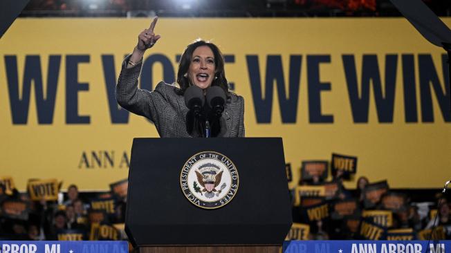 La candidata presidencial demócrata Kamala Harris en un mitin de campaña en Michigan.