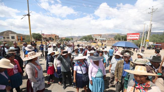 Seguidores del expresidente de Bolivia Evo Morales bloquean una vía durante este lunes, en Sipe (Bolivia). EFE/ Luis Gandarillas