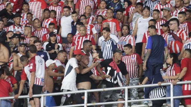 Desórdenes en las tribunas del estadio Metropolitano durante Junior vs. América.