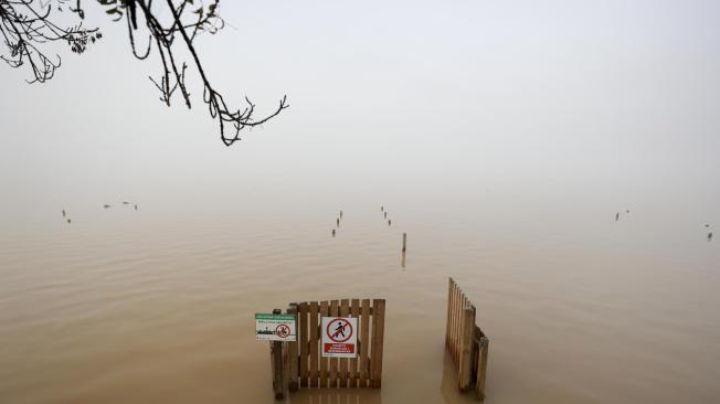 Vista general del embarcadero de la Gola de Putxol de la Albufera cuyo nivel de agua ha subido considerablemente a causa del agua vertida principalmente por la cuenca del Poyo y las lluvias torrenciales de las últimas horas.