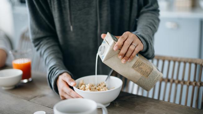 Al ser baja en azúcar y carbohidratos, es recomendable para controlar picos de glucosa en sangre, así como para personas con diabetes o problemas en su control de insulina.