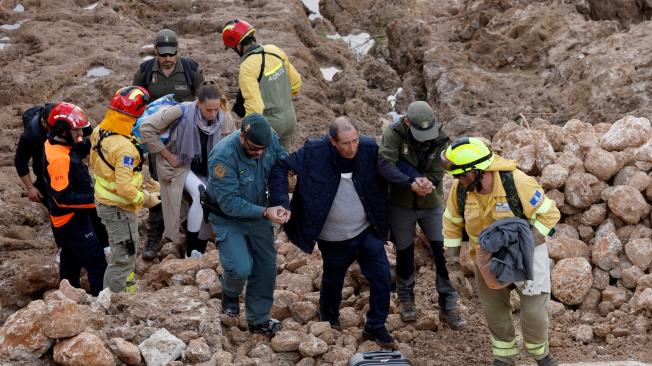 Decenas de personas fueron rescatadas de los techos de vehículos tras las lluvias e inundaciones.