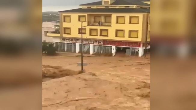 MADRID, 30/10/2024.- Captura de video que muestra el río Magro desbordado en Utiel y obliga a los bomberos a evacuar bajos y comercios.