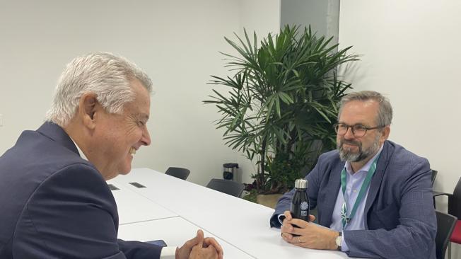 Matthias Berninger (der.), director global de sostenibilidad de Bayer, en conversaciones en la COP16 con asistentes y delegados.