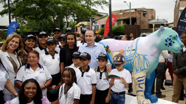 Sara Ferrer Olivella, representante residente del PNUD en Colombia; Lina María Herrera, artista; y Alejandro Éder, alcalde de Cali, en la entrega de la estatua.