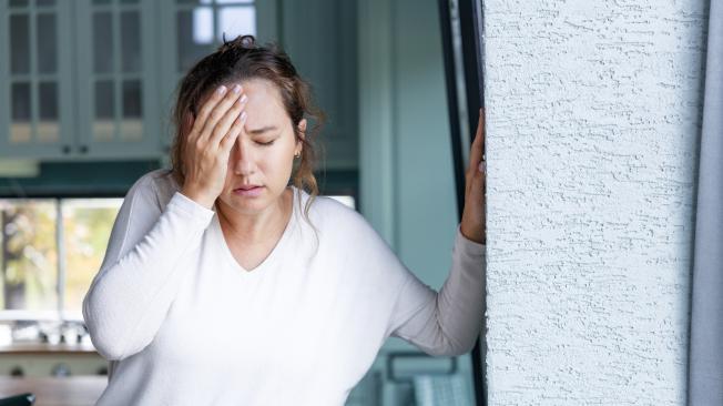 Dolor de cabeza súbito y severo sin causa conocida, puede ser una alerta.