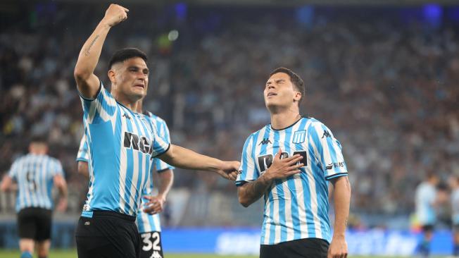 AME3546. AVELLANEDA (ARGENTINA), 31/10/2024.- Juan Fernando Quintero (d) de Racing celebra con sus compañeros un gol ante Corinthians este jueves, en un partido de las semifinales de la Copa Sudamericana entre Racing y Corinthians, en el estadio Presidente Perón en Avellaneda (Argentina). EFE/ Juan Ignacio Roncoroni