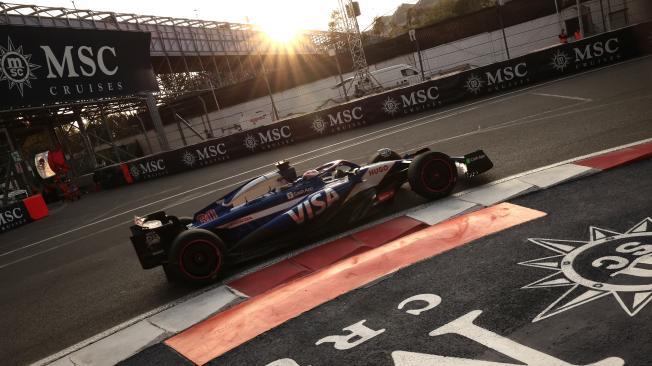 AME1004. CIUDAD DE MÉXICO (MÉXICO), 25/10/2024.- El piloto neozelandés del equipo RB Liam Lawson, participa en la segunda sesión de prácticas este viernes del Gran Premio de Fórmula 1 en el Autódromo Hermanos Rodriguez de la Ciudad de México (México). EFE/José Méndez