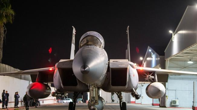 Avión de combate israelí saliendo de un hangar antes del ataque aéreo contra Irán.