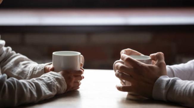 El hombre no quiso invitar el café en la primera cita.