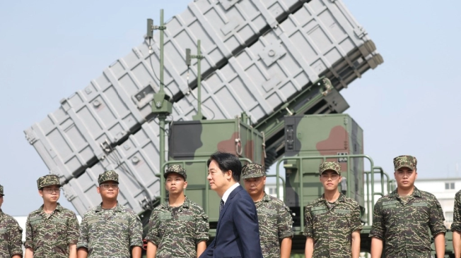 El presidente taiwanés, Lai Ching-te, pasa junto a soldados en una base naval después de unos ejercicios militares chinos, el 18 de octubre.