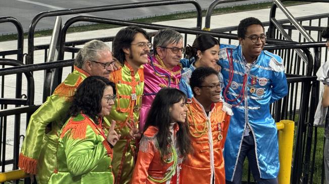 Decenas de fanáticos vestidos como los personajes del 'SGT Peppers Lonely Hearts Club Band' asistieron al Estadio El Campín.