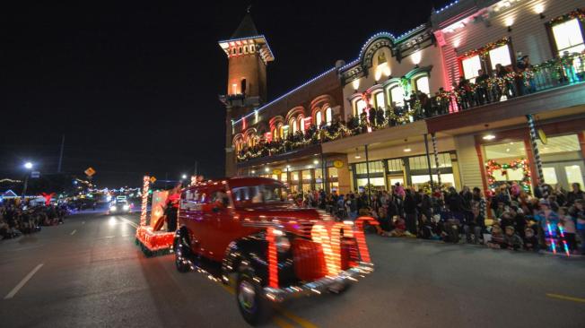 La capital navideña de Texas celebra anualmente un desfile de luces único.