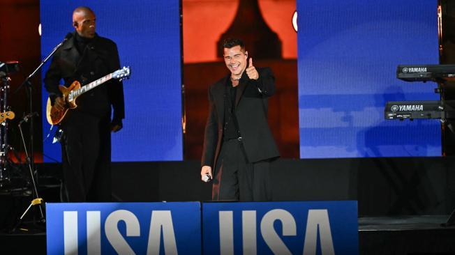 El cantante puertorriqueño Ricky Martin actúa durante un mitin de campaña de Kamala Harris.